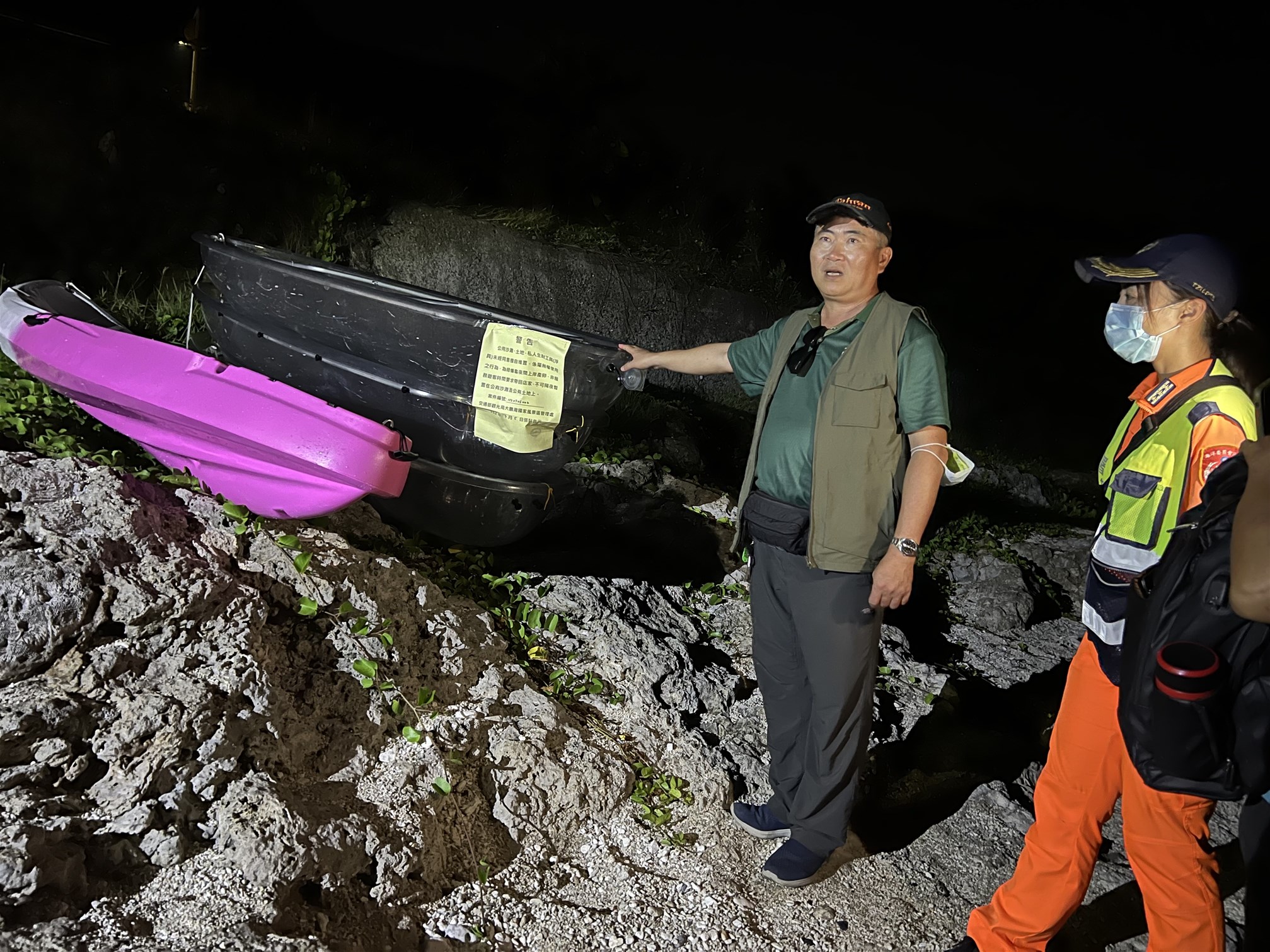 大鵬灣國家風景區管理處，聯合相關單位徹夜稽查，將佔用中澳和厚石凹仔沙灘上的獨木舟和SUP等浮具逕行移除，還給海龜媽媽一條順暢的產卵之路(圖片來源/鵬管處)