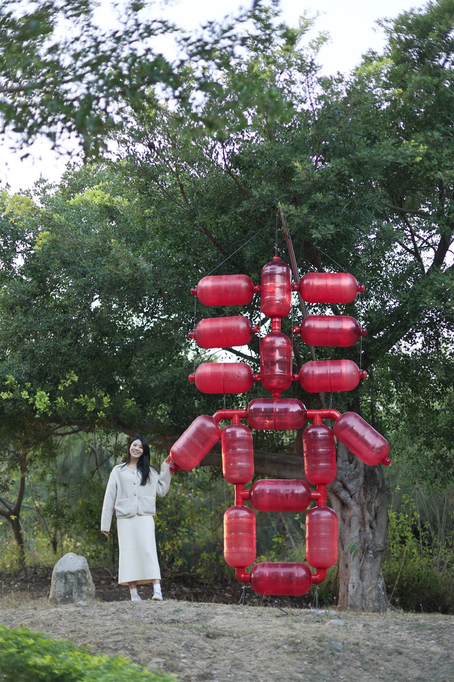 金門建功嶼空飄浮球裝置藝術突顯海洋保護問題（圖/金門縣政府提供）