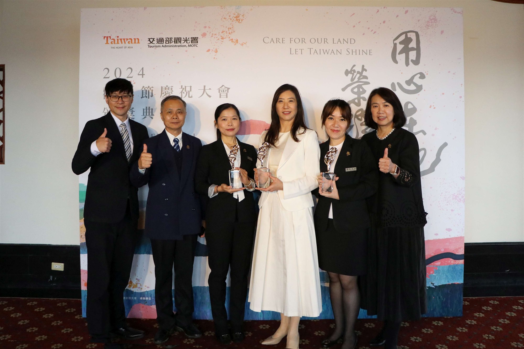 大地酒店團隊在董事長王雪梅率領下，奪下交通部觀光署第一屆「台灣觀光金獎」多項大獎殊榮(圖/大地酒店提供)