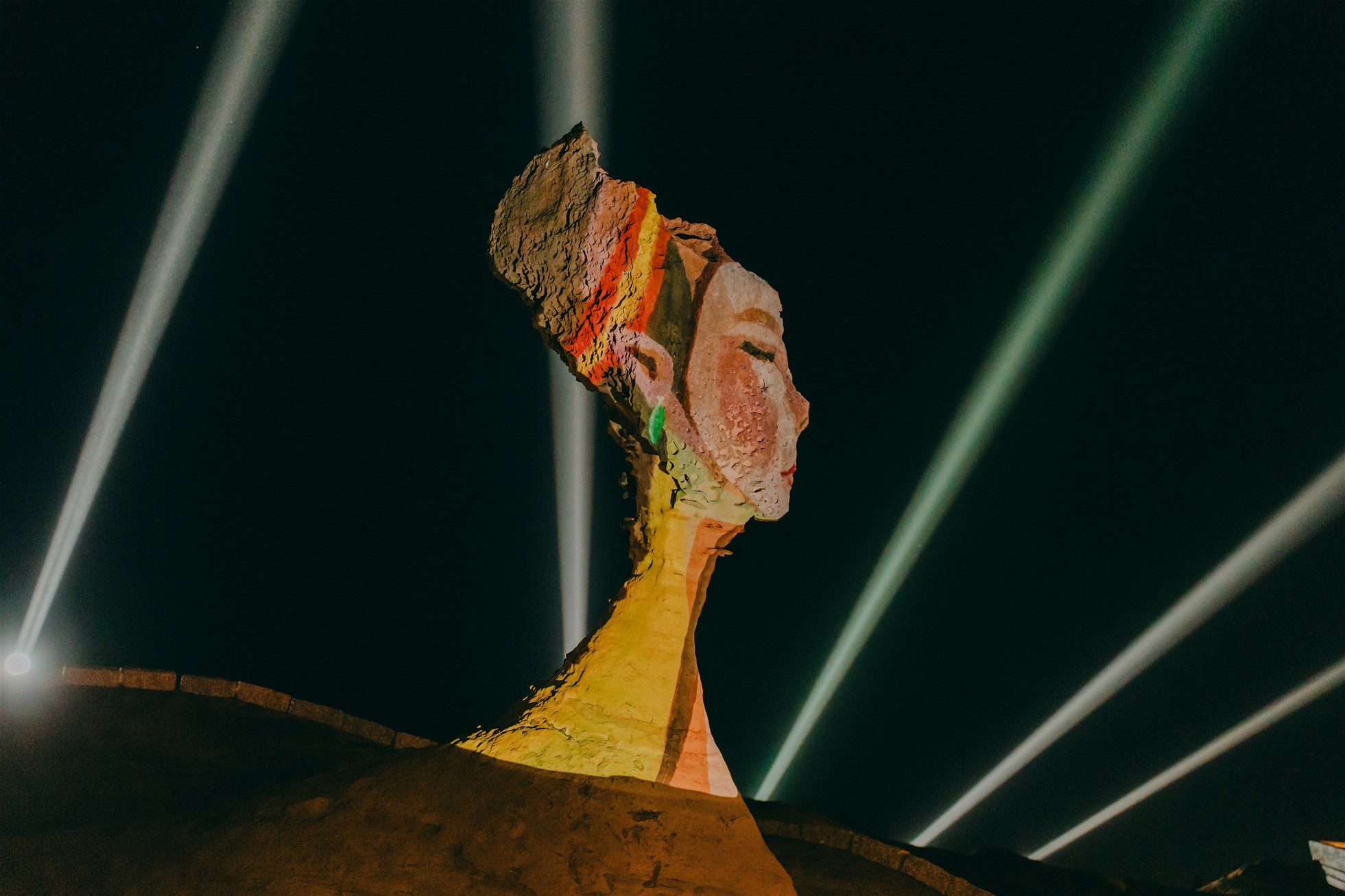 女王頭區《嬌點盛會-女王變裝秀》首邀國內知名藝術家攜手在地國中小師生共同創作(圖/北觀處提供)
