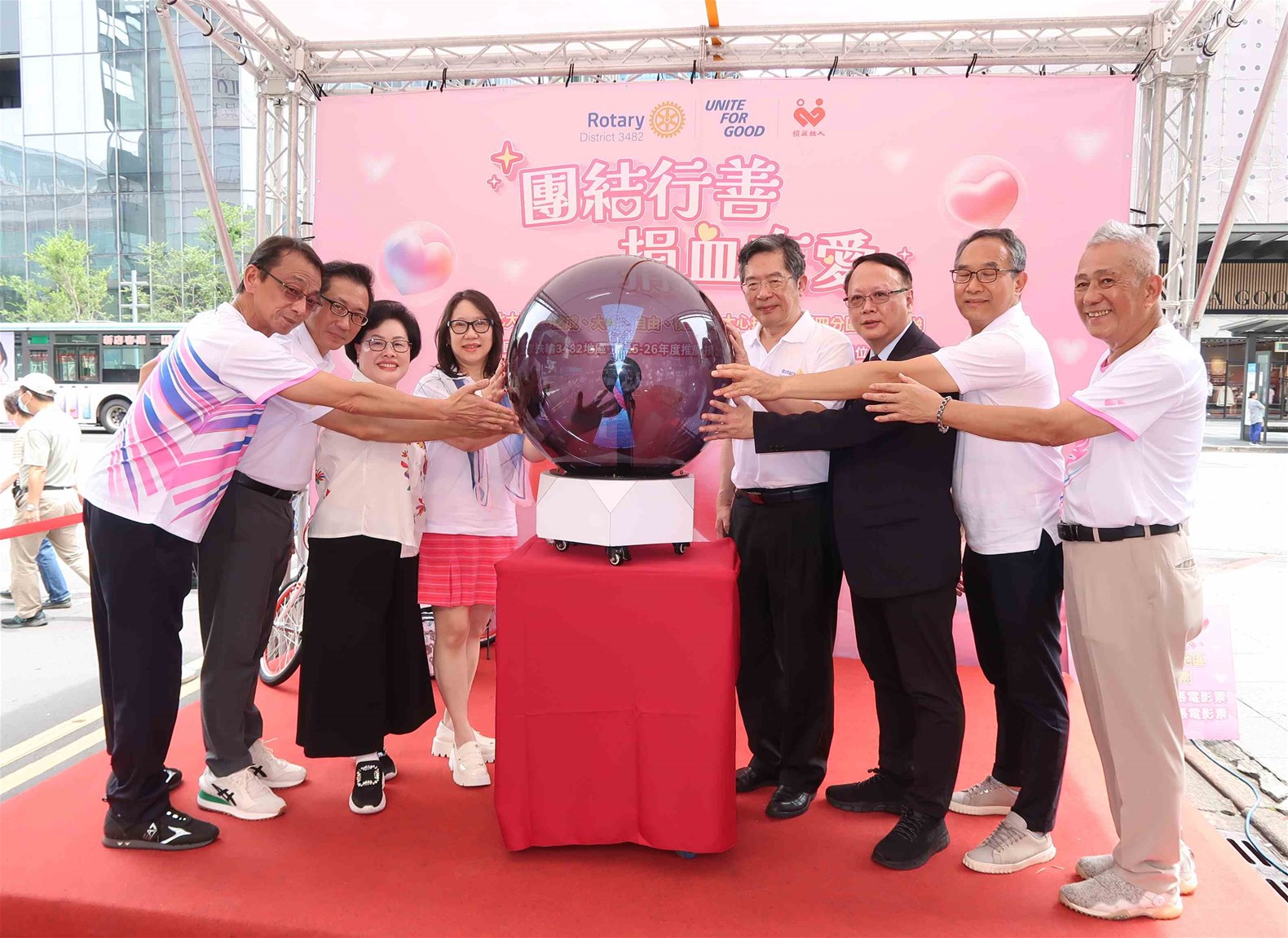 台北捐血中心主任林敏昌（右三起）、國際扶輪3482地區總監張文瀚賢伉儷，與3482地區扶輪幹部代表共同主持2025~26年捐血啟動儀式（圖/主辦單位提供）