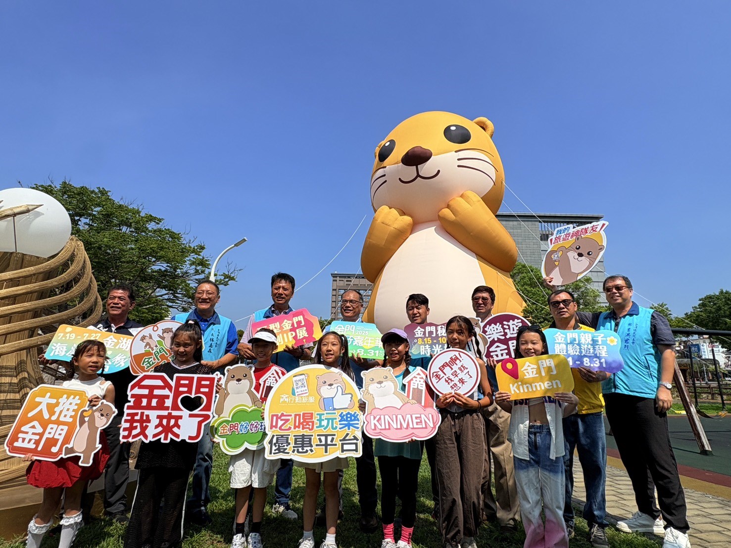 14米巨大阿特7/16正式開展 打卡消費即可換LINE貼圖