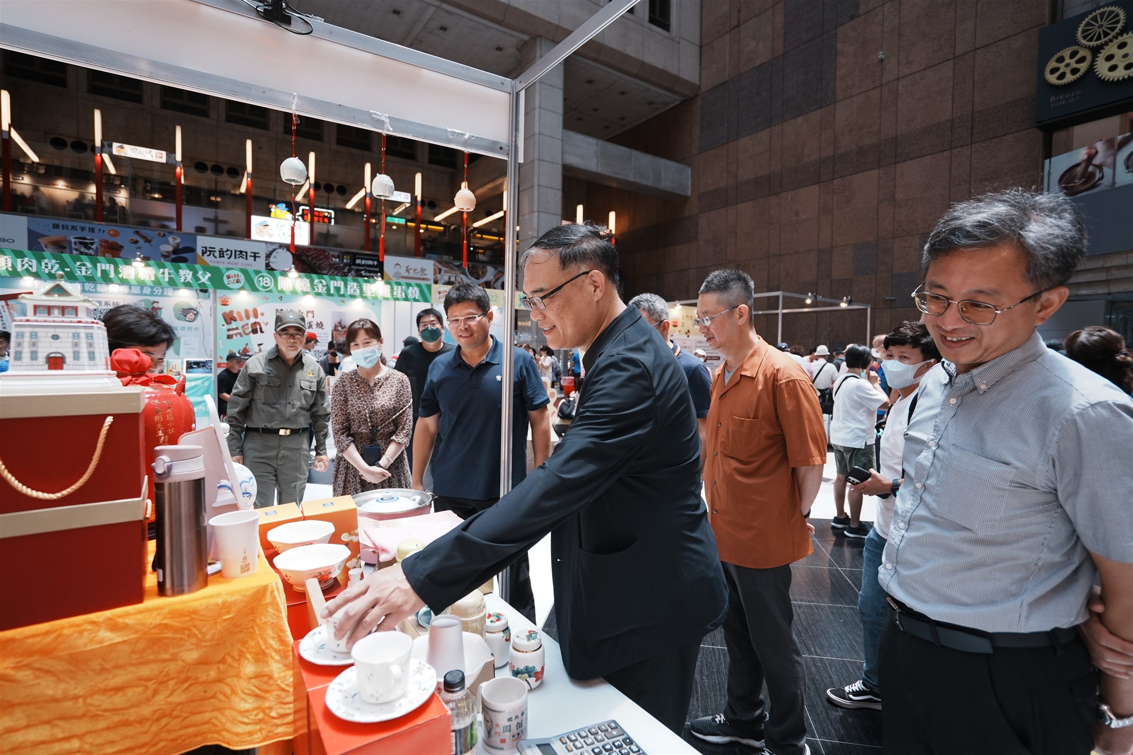台灣目前唯一官窯，高級瓷土與藝師彩繪的陶瓷典範（圖/金門縣政府提供）