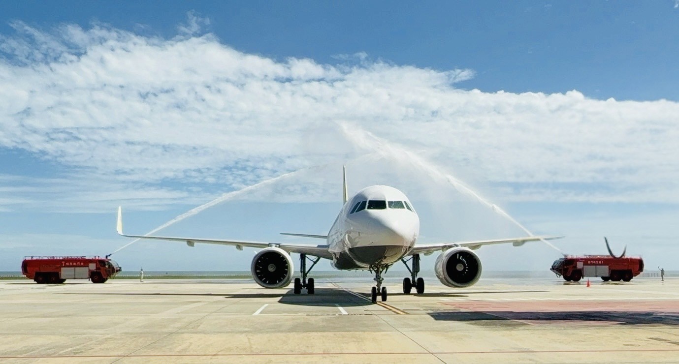 汶萊皇家航空班機抵金-水門禮迎接（圖／金門縣政府提供）