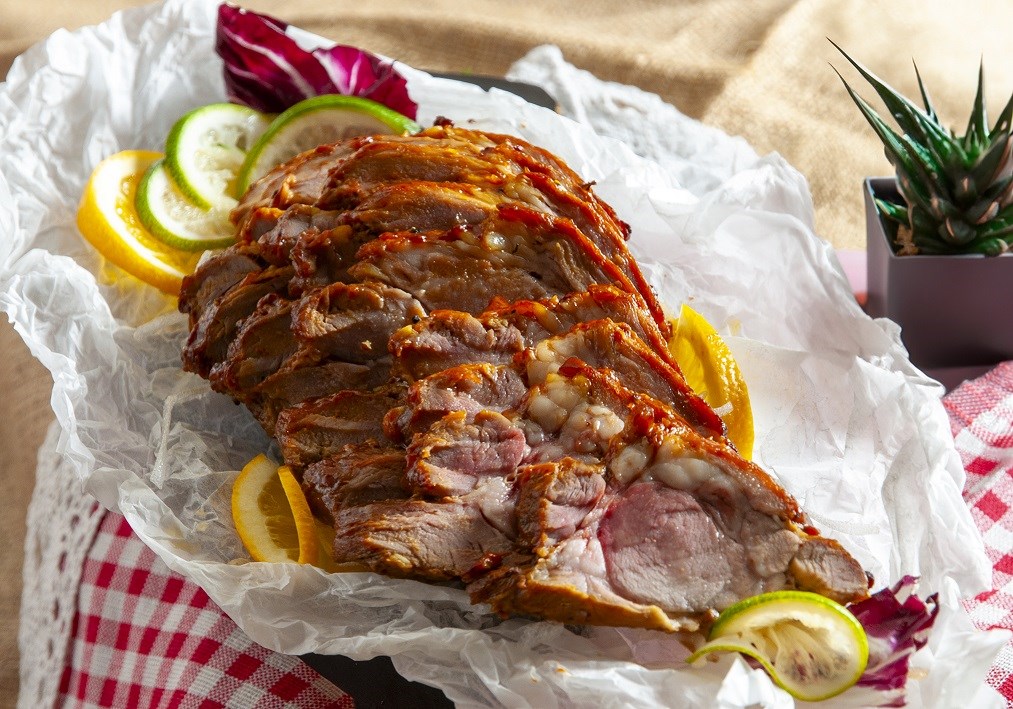 「水牛城BBQ豬頸肉」香氣四溢(圖/台北凱撒大飯店提供)
