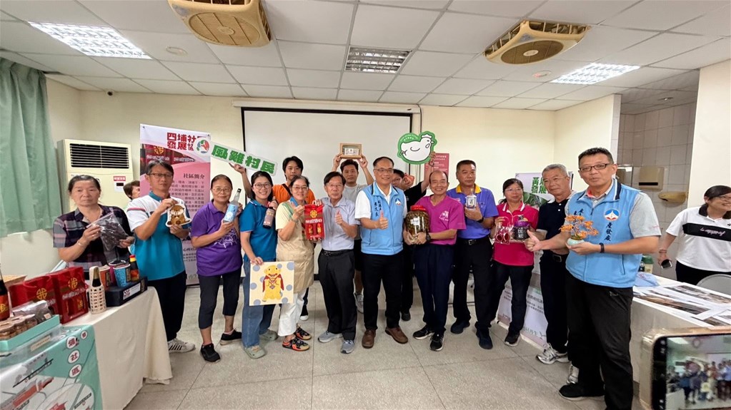 李文良副縣長及柯燦堂分署長與農村再生社區合照（圖/金門縣政府提供）