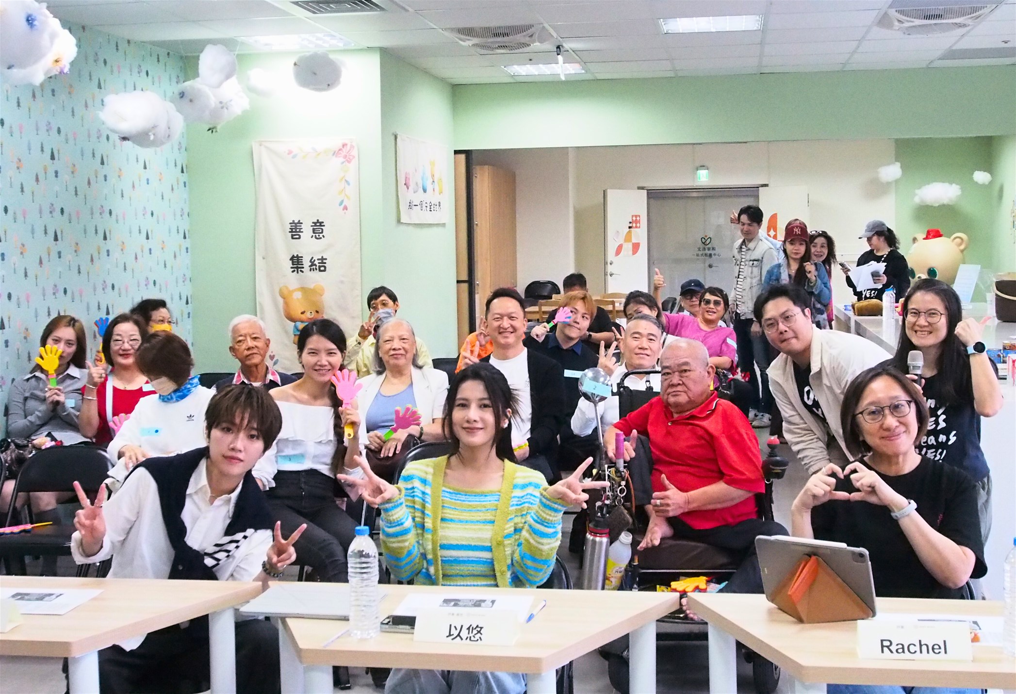 現代婦女基金會今於文山家和服務中心舉辦卡拉OK大賽，現場熱鬧開唱（圖／主辦單位提供）