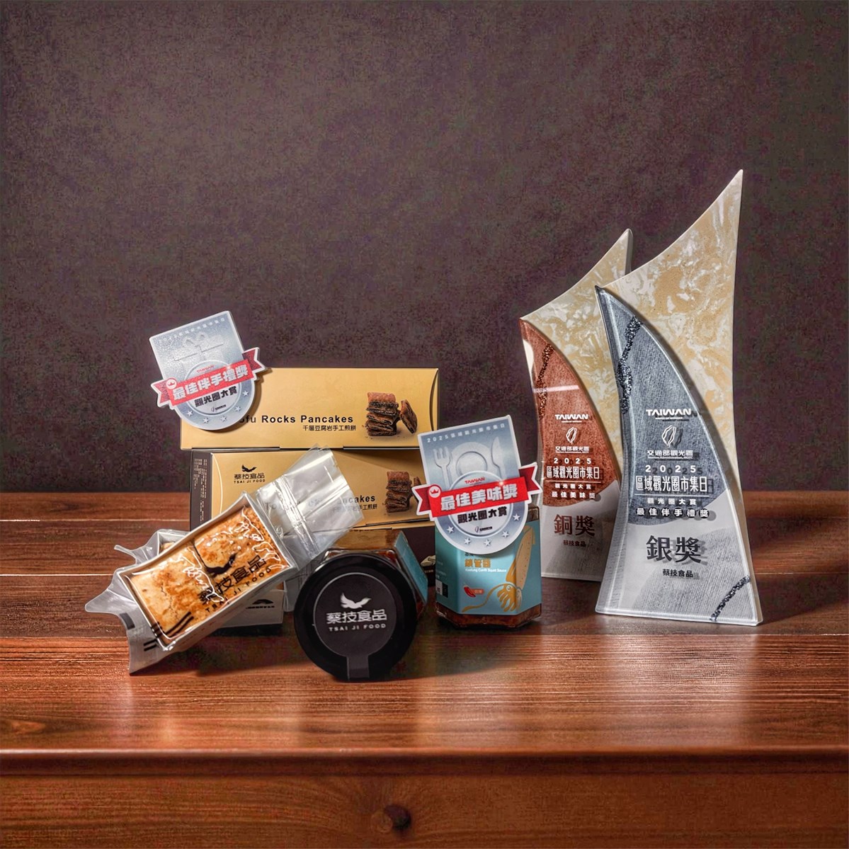 「蔡技食品」 基隆鎖管醬及千層豆腐岩手工煎餅拿下2025年觀光圈大賞雙獎項(圖/蔡技食品提供)