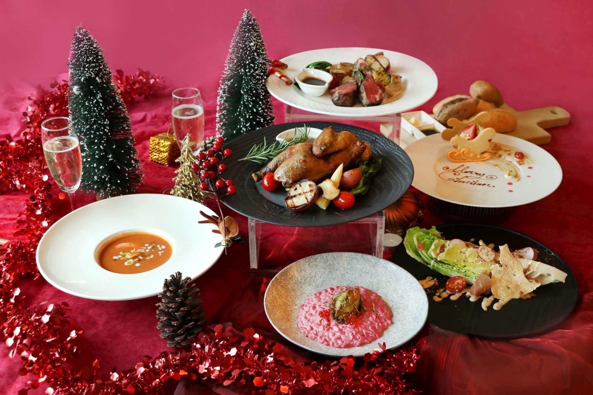 大地酒店的喜歡西餐廳今年推出的「聖誕套餐」，主菜包含無骨牛小排與迷迭香烤雞(圖/大地酒店提供)