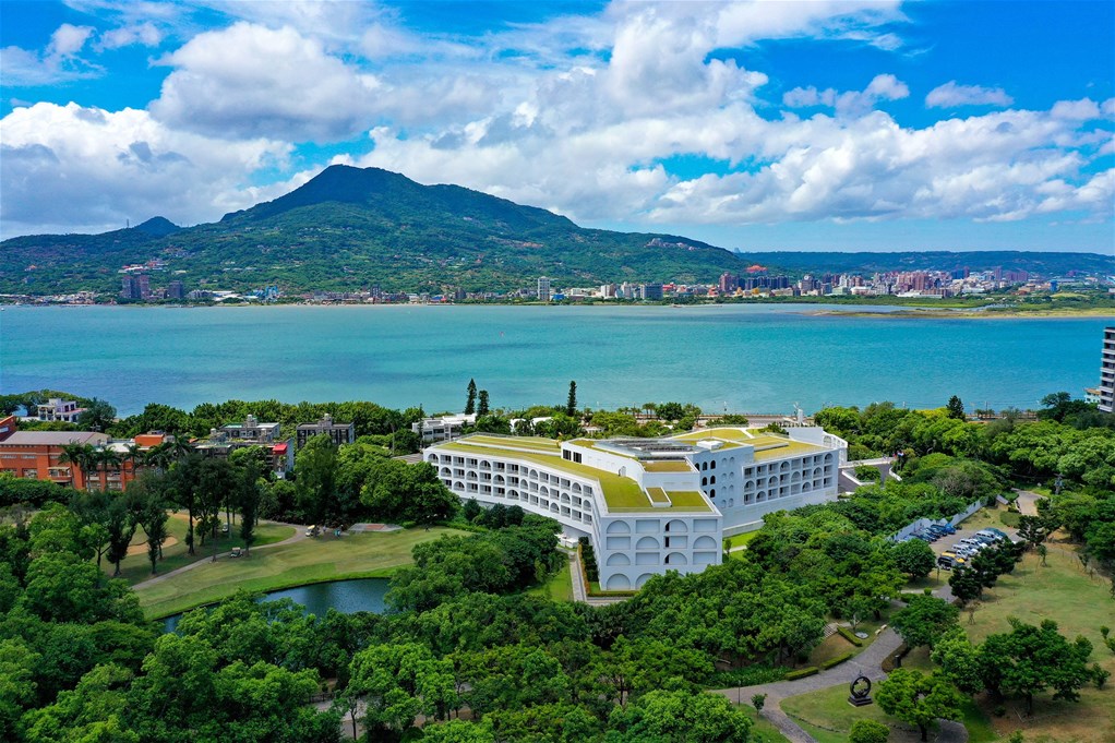 位於淡水河岸第一排的新北淡水將捷金鬱金香酒店攜手花蓮理想大地渡假飯店，推出超值「山海戀曲 雙城渡假」住房專案。(圖/將捷金鬱金香酒店提供)