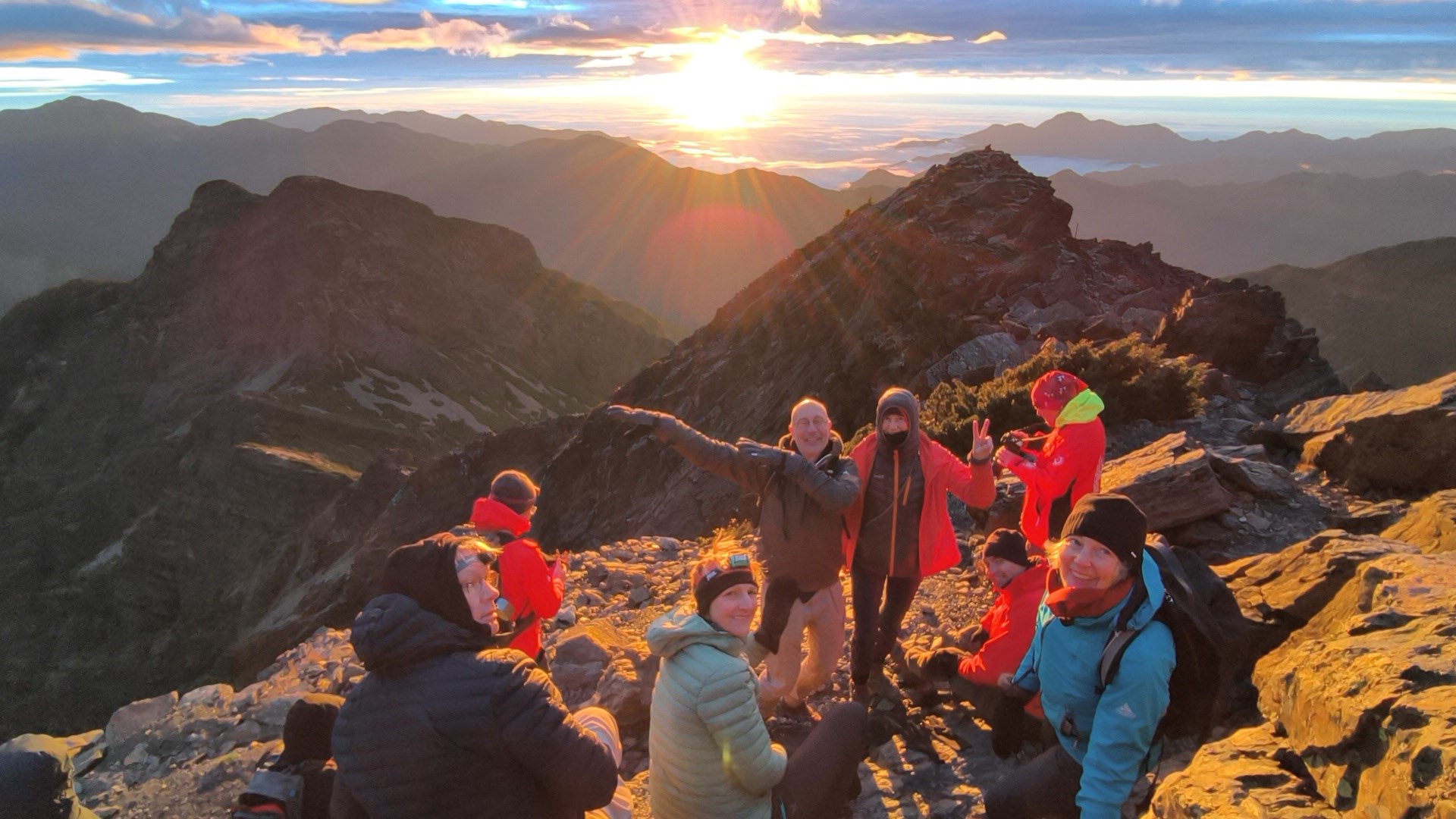 與多數台灣的旅行社不同，宏祥旅行社專營國際旅客及外賓旅遊與接待服務，擁有近四十年的深厚經驗。