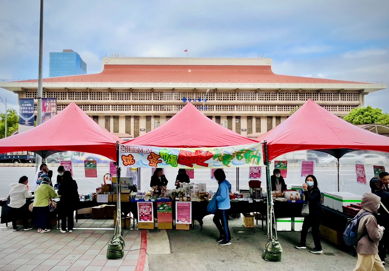 台北凱撒舉辦「跳蚤市場愛心義賣」活動，由員工齊心投入，成為深具意義的公益盛事(圖/台北凱撒大飯店提供)