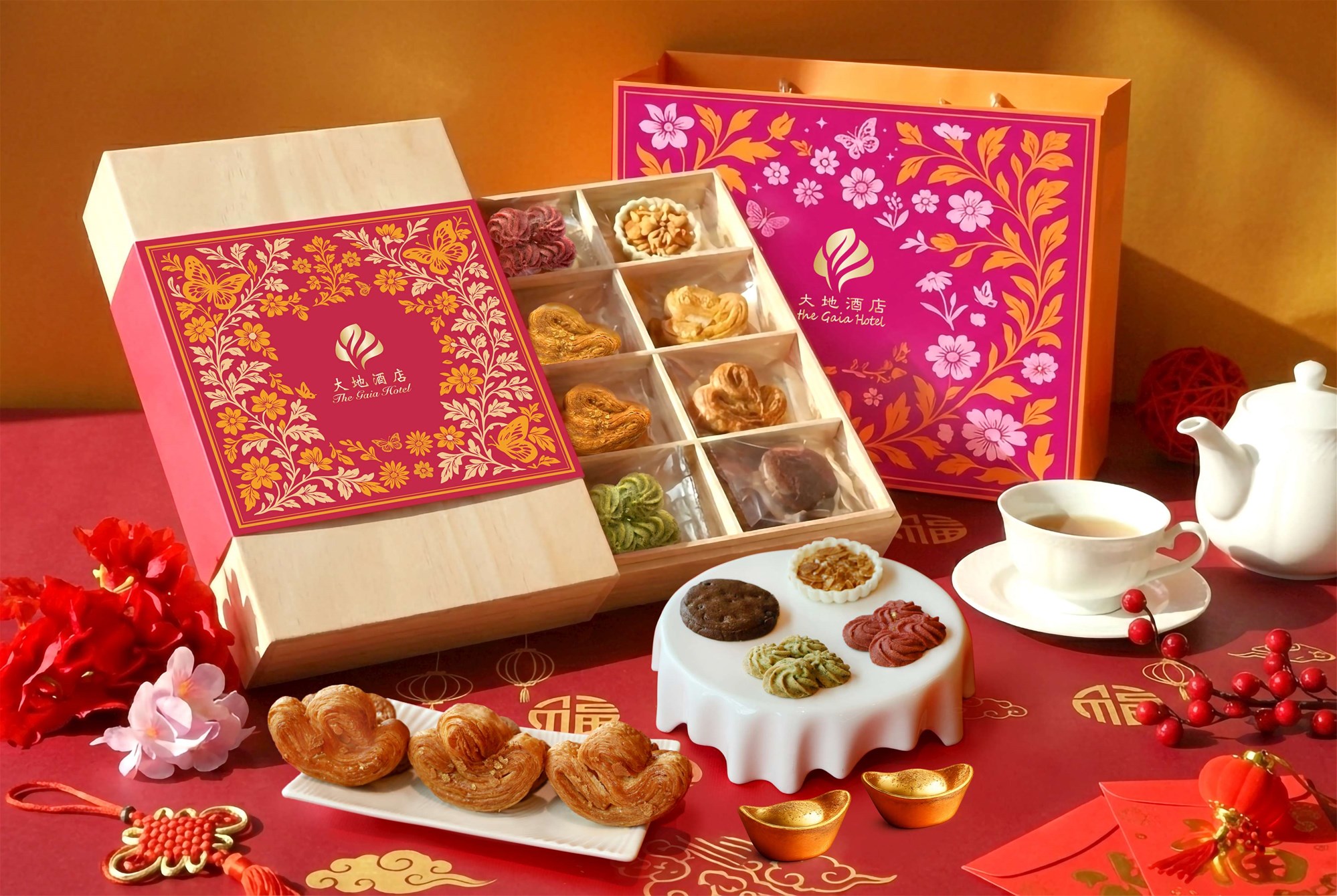 「瑞馬豐年禮盒」以質感木盒搭配繁花意象腰封，展現優雅且喜氣的年節氛圍。(圖/大地酒店提供)