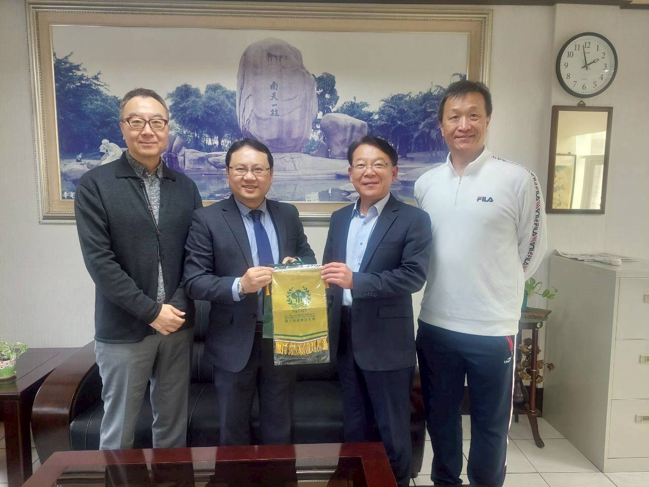 高餐大梁榮達教務長暨僑泰高中溫順德校長兩校技職銜接交流（圖／高雄餐旅大學提供）