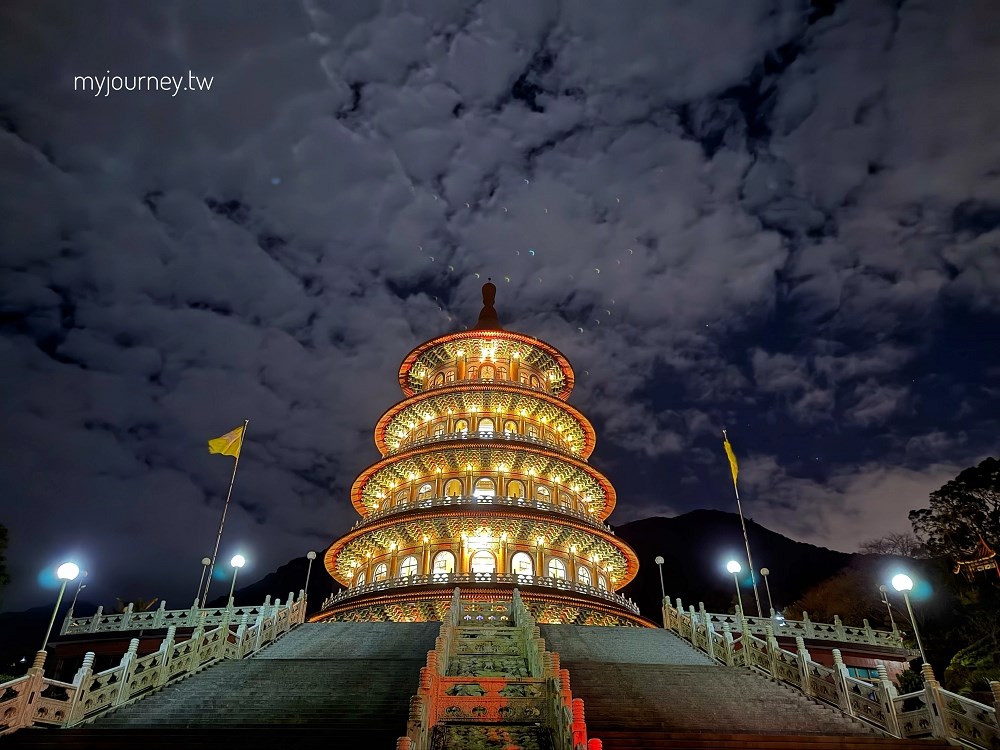 天元宮的圓形建築被鍍上一層金色光影（圖／可大王拍攝）