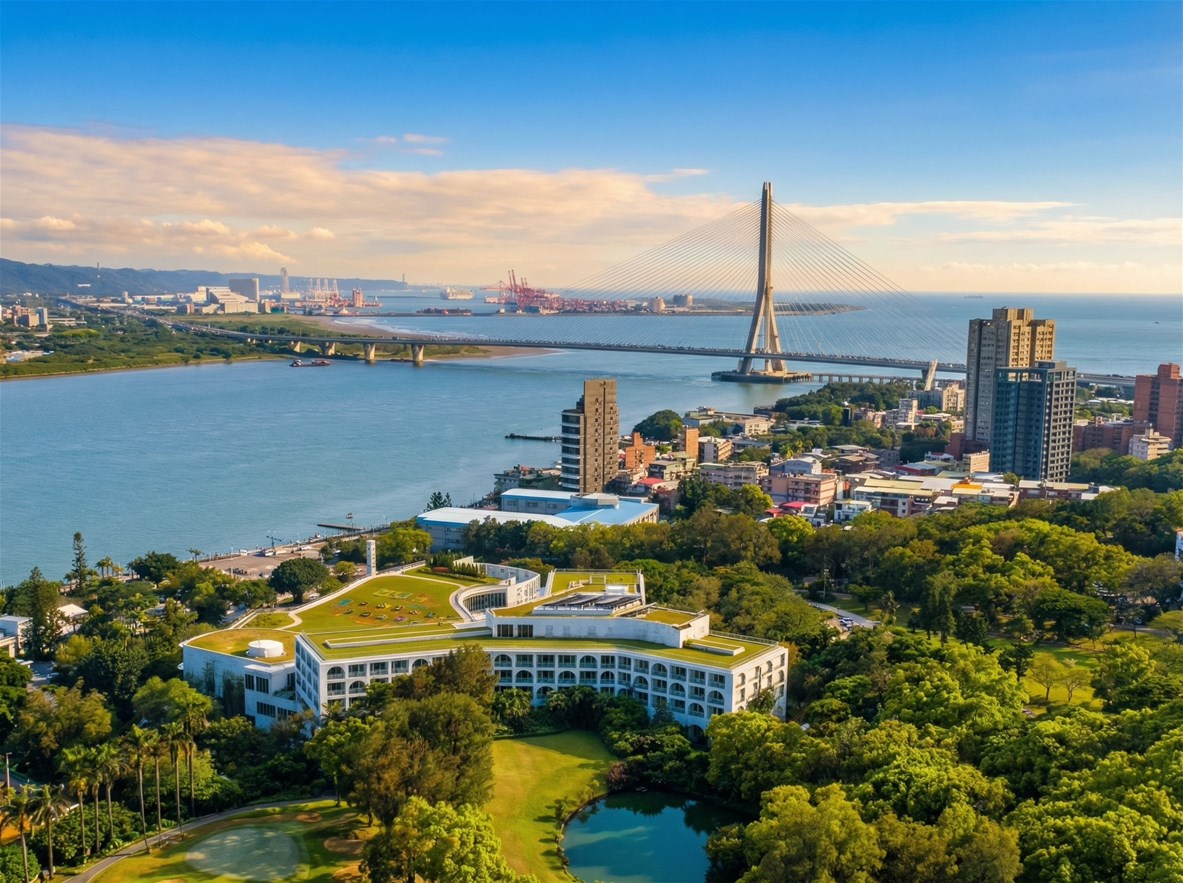 坐落於淡水河畔、擁有觀音山與夕陽美景的將捷金鬱金香酒店。(圖/將捷金鬱金香酒店提供)