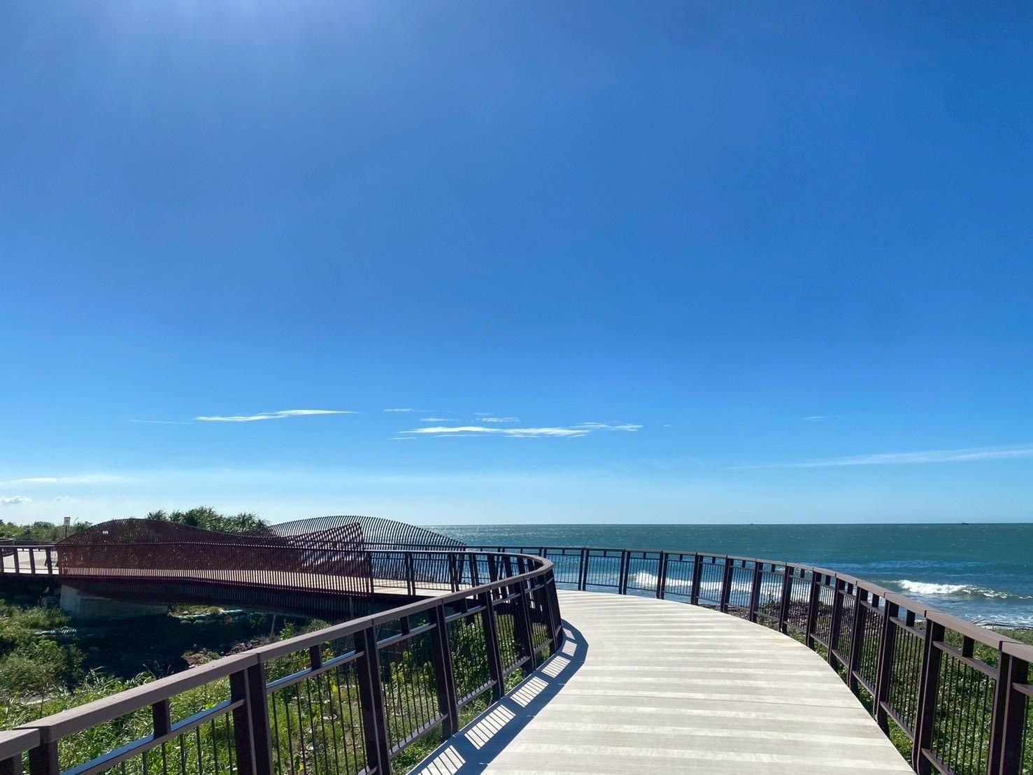 北觀處建構的雙灣自行車道，最貼近海線『最浪漫』之路段，遊客可以用最佳視野觀海。(圖/北觀處提供)