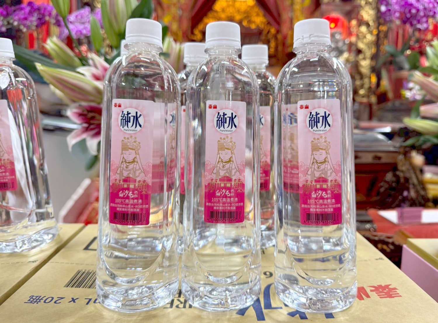 今年泰山純水瓶身融入粉紅超跑的意象，印製Q版媽祖的肖像。(圖/泰山食品提供)