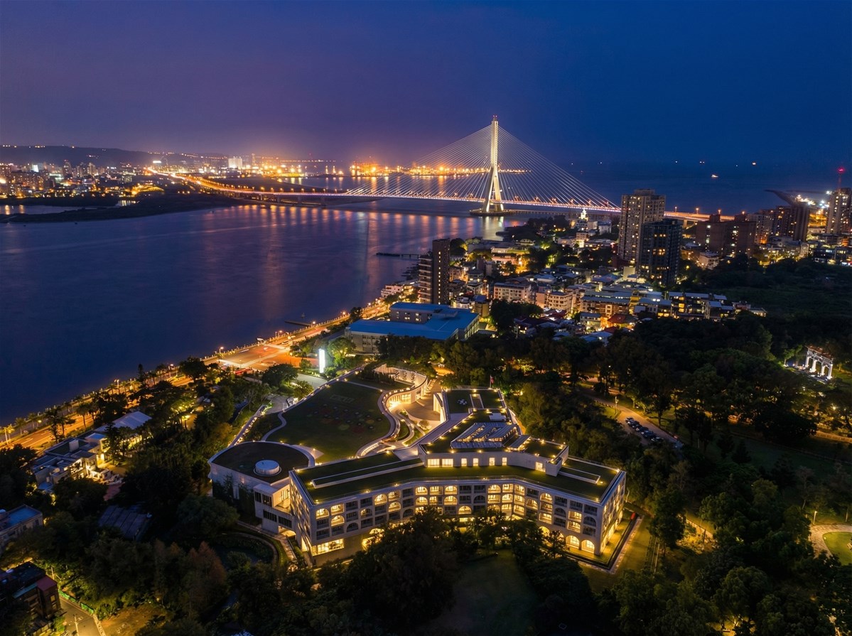 坐落於河岸第一排的將捷金鬱金香酒店，憑藉絕佳地理位置，成為欣賞橋景與夕陽交織的熱門據點。(圖/將捷金鬱金香酒店提供)