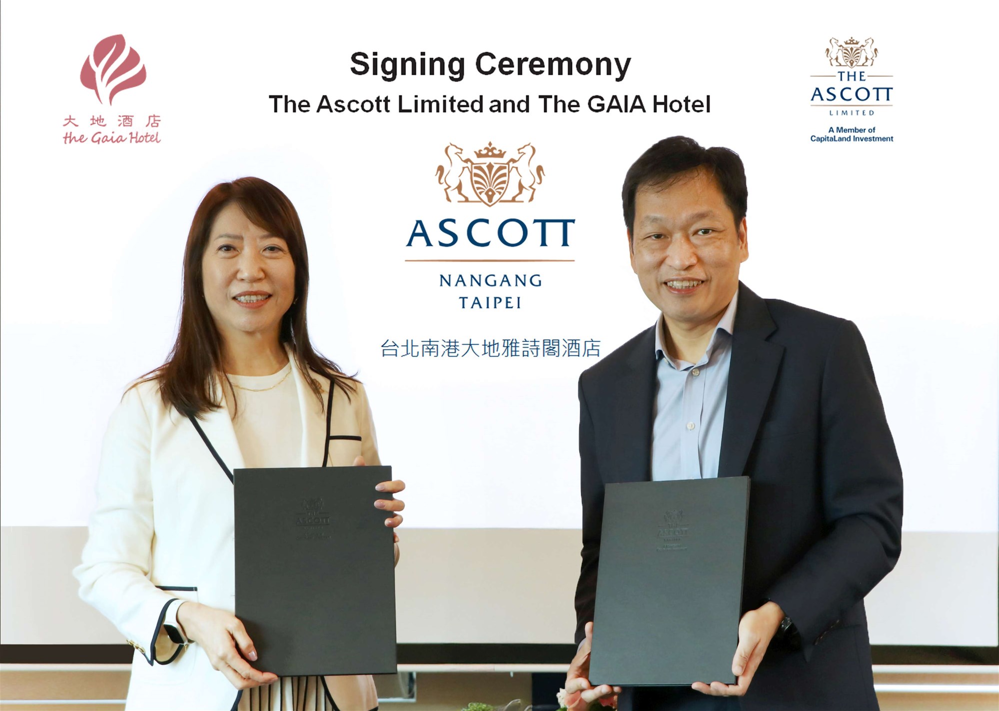 大地酒店攜手雅詩閣邁向國際，大地酒店王雪梅董事長與Ascott吳洵杰首席執行官進行簽約儀式，共同揭幕「台北南港大地雅詩閣酒店」(圖/大地酒店提供)