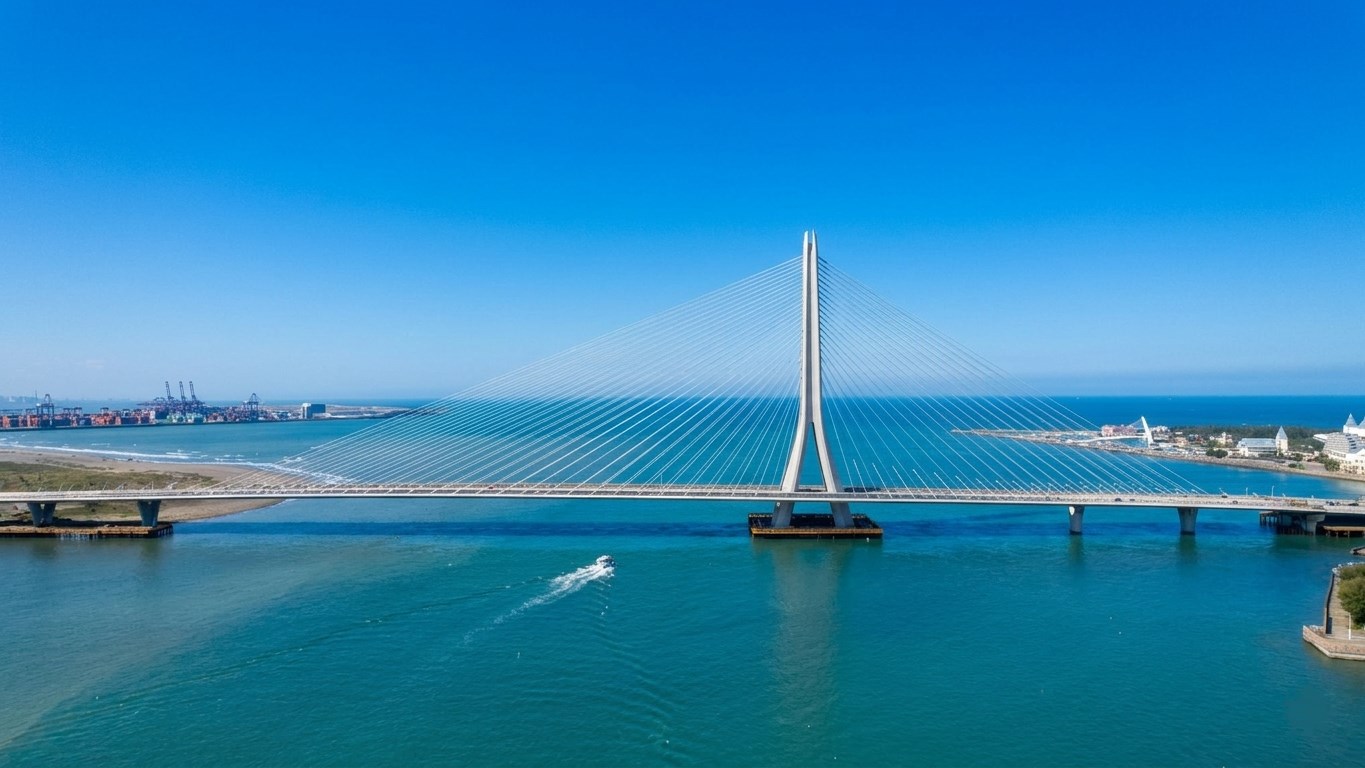 淡江大橋串接皇冠海岸山海景觀資源，遊客可以從桃園暢玩到基隆(圖/北觀處提供)