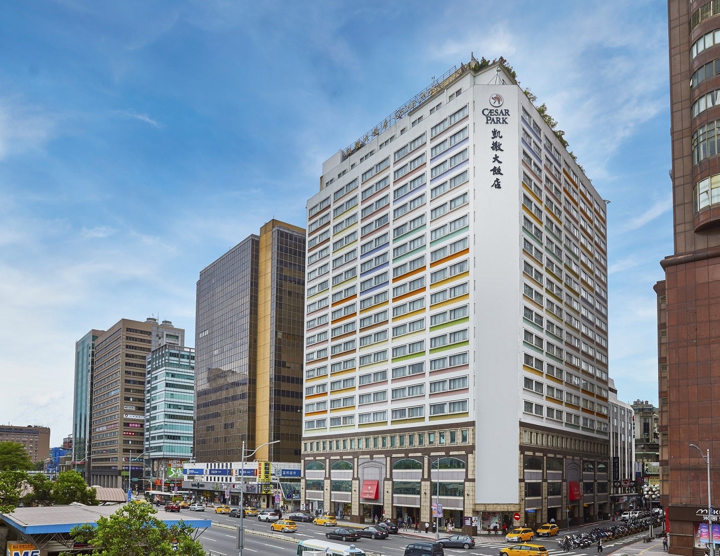 台北凱撒大飯店「藝起寵愛爸爸月」串聯藝文住房、家庭聚餐及全新開幕甜點品牌「What？Cake」，邀請旅客八月帶爸爸暢遊台北。(圖/台北凱撒大飯店提供)