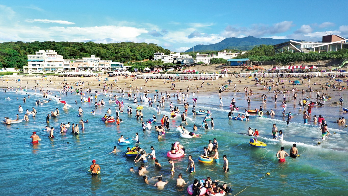 白沙灣是夏日的戲水天堂(圖/北觀處提供)