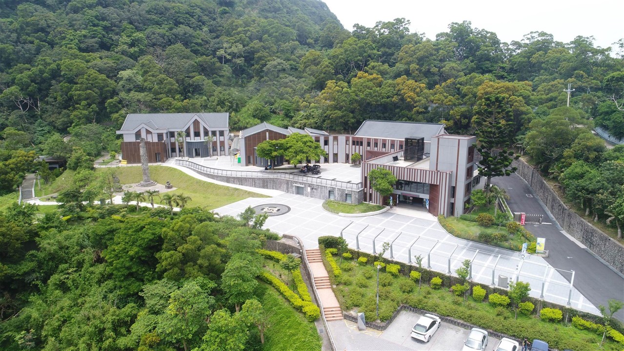 北觀處攜手台灣猛禽研究會在觀音山遊客中心及猛禽展示館布置「友善鳥類防撞窗貼」(圖/北觀處提供)
