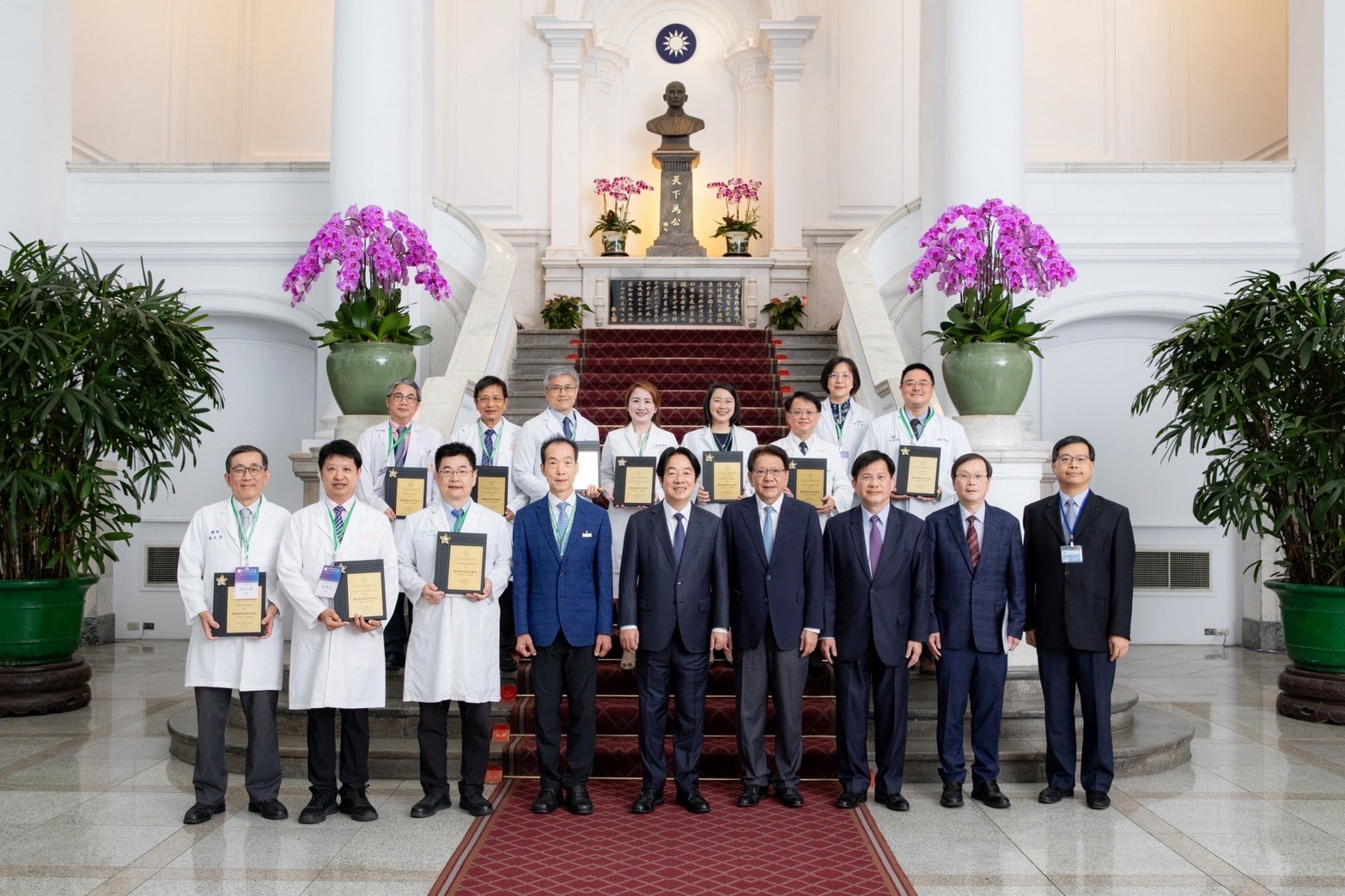 馬偕紀念醫院中醫部獲頒全球中醫藥醫學會聯合會「國際醫療服務貢獻獎」，並於15日前往總統府晉見賴清德總統（圖/馬偕紀念醫院提供）