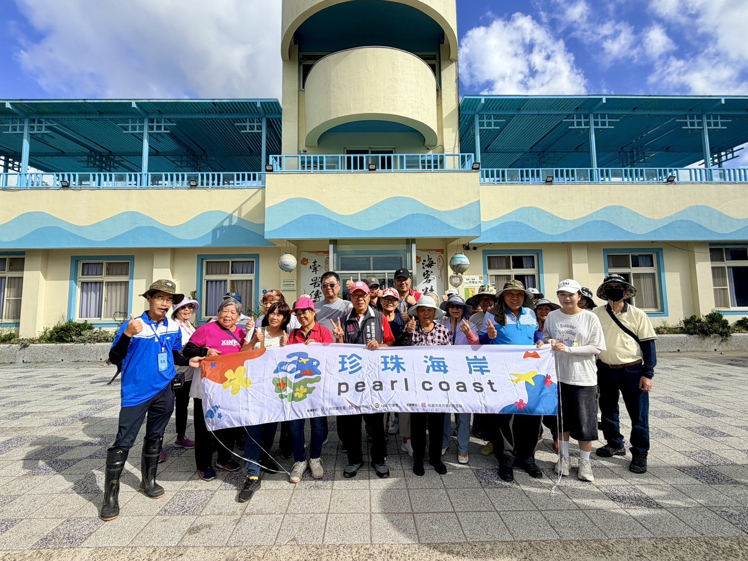 桃園市政府積極推動ESG永續發展目標，帶領民眾透過寓教於樂的方式守護海岸(圖/桃園市政府提供)